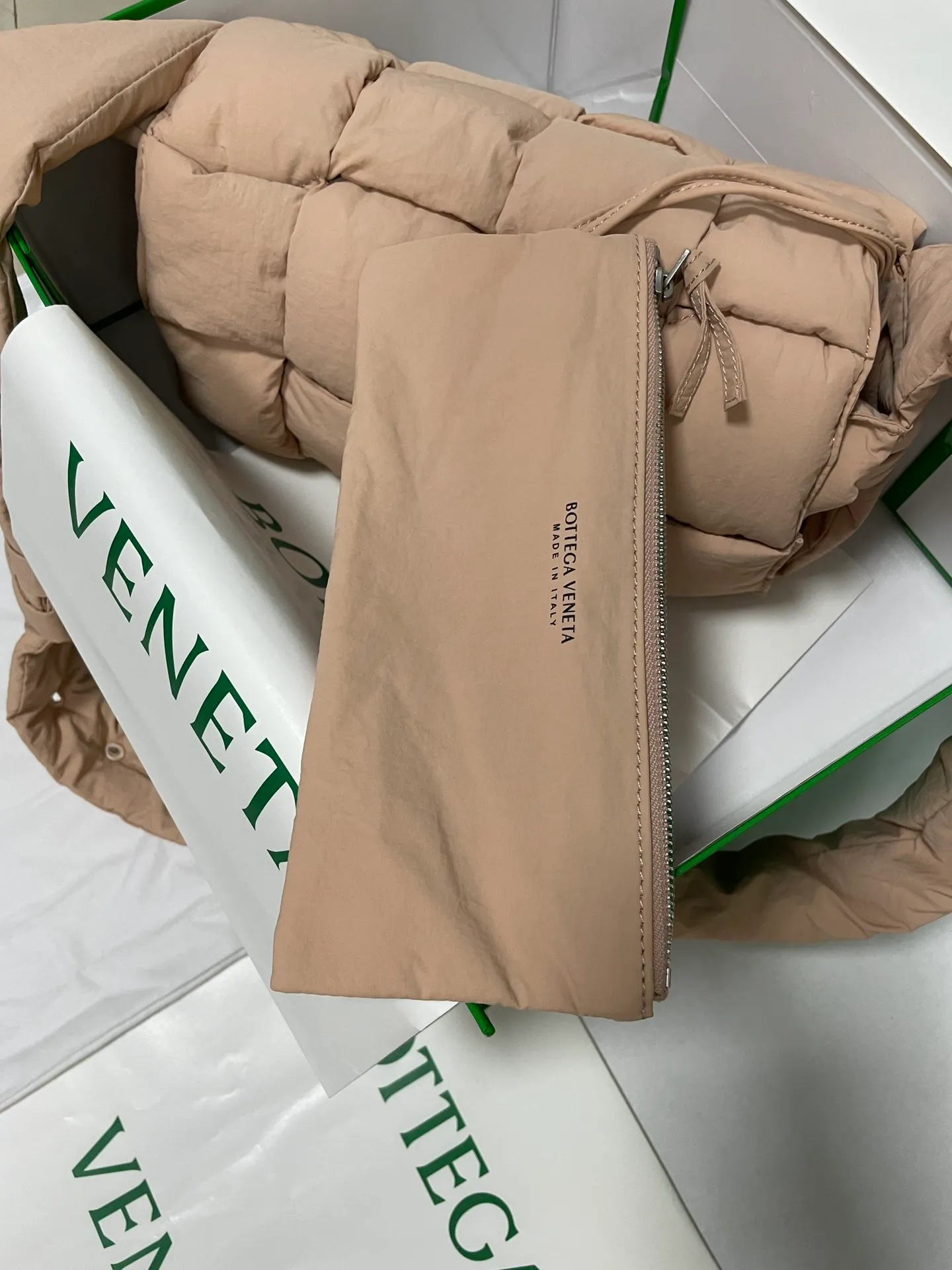 #𝐂𝐀𝐒𝐒𝐄𝐓𝐓𝐄 Nylon tofu tofu bag This Cassette is so cute, its cute appearance does not affect its practicality and the capacity is good! The fabric is low-key and very textured, suitable for daily wear with casual wear. The cross-woven design of the wide cloth is really stunning. The bag has a puffy shape and feels like a piece of tofu. It can be worn on one shoulder, cross-body or as a waist bag. You can also adjust the shoulder strap to the size of the bag under the armpit, so you can have it all! S30x15cm【8951#】